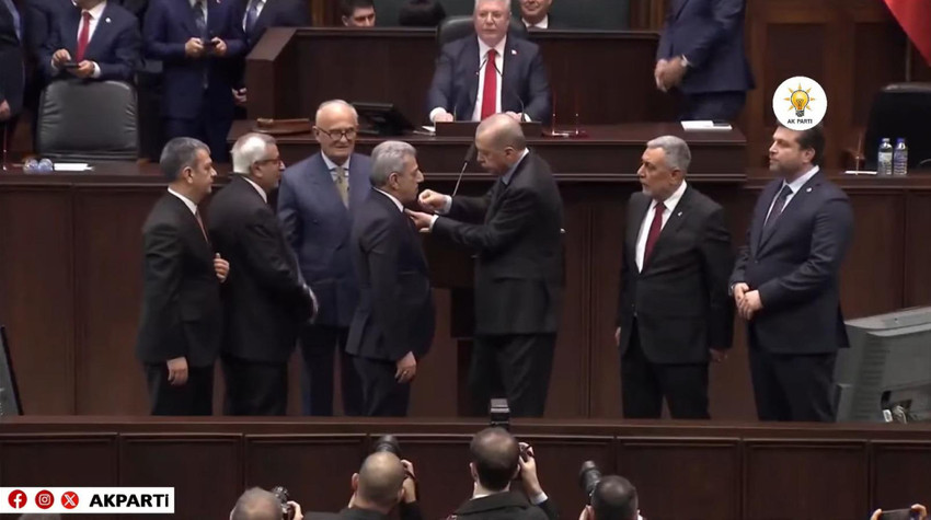 Son yerel seçimlerde farklı partilerden belediye başkanı seçilen 10 isim, AK Parti'ye katıldı. AK Parti'ye katılan belediye başkanlarına rozetleri Cumhurbaşkanı ve AK Parti lideri Erdoğan tarafından takıldı.