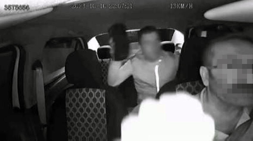 İzmir'de bir taksici, aracına binen ve kaldırım taşıyla kendisine saldıran gaspçı yüzünden kabusu yaşadı. Korkunç saldırı araç içi kamerasında...