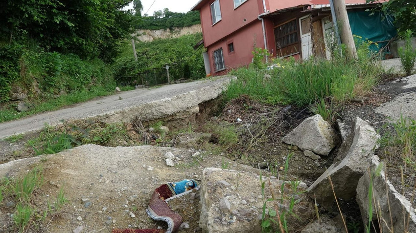 Bir ilimiz daha kabusu yaşıyor! Yollar yarıldı, evler çöktü - Resim: 3