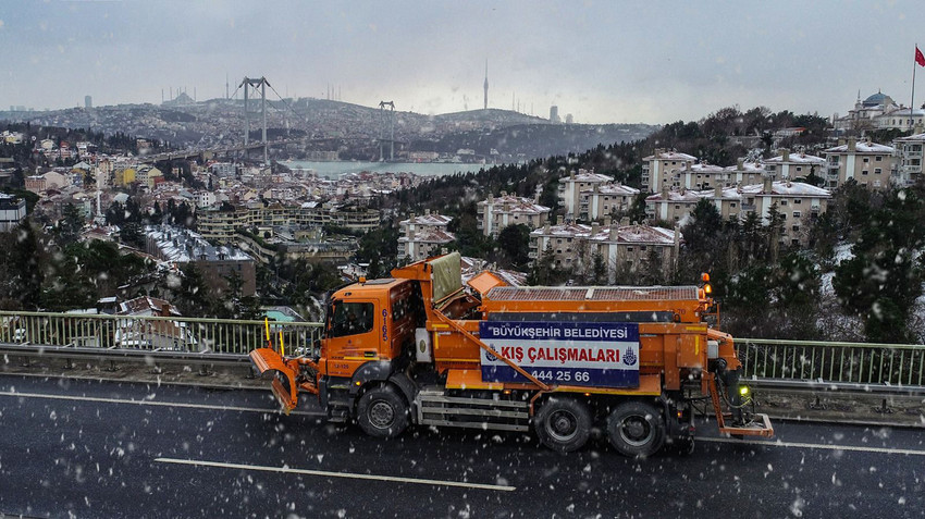 İBB Afet İşleri Dairesi Başkanlığı AKOM verilerine göre, İstanbul’da yağışların Cuma günü öğle saatlerinden itibaren şehir merkezinde karla karışık yağmur, yükseklerde hafif kar şeklinde yağması bekleniyor. Yağışların Cuma akşam saatlerinden itibaren ise il genelinde hafif kar şeklinde etkili olmaya devam edeceği öngörülüyor. AKOM’dan ayrıca yollarda ‘gizli buzlanma’ olabilir uyarısı da geldi.