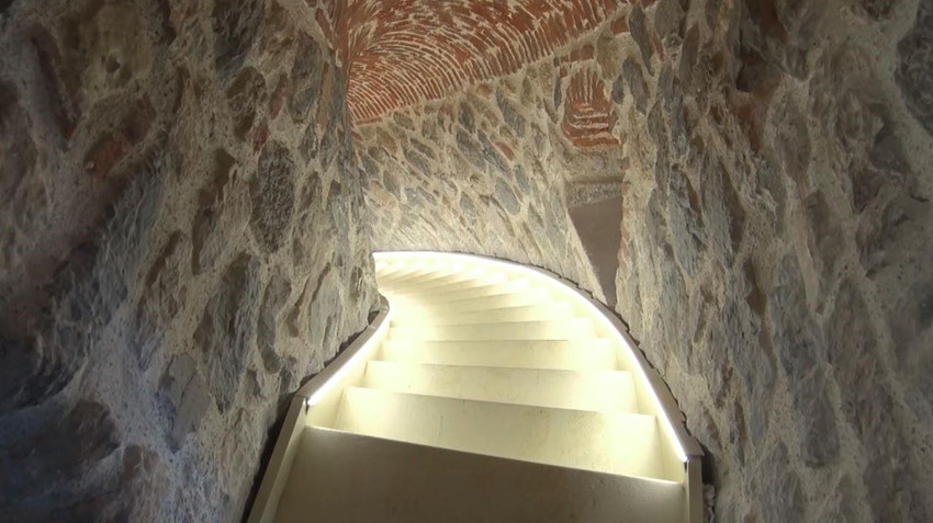 İstanbul'un simgelerinden Galata Kulesi, onarım ve iyileştirme çalışmalarının tamamlanmasının ardından ziyarete açıldı. Tarihi yapı açılıştan önce ilk kez görüntülendi. 