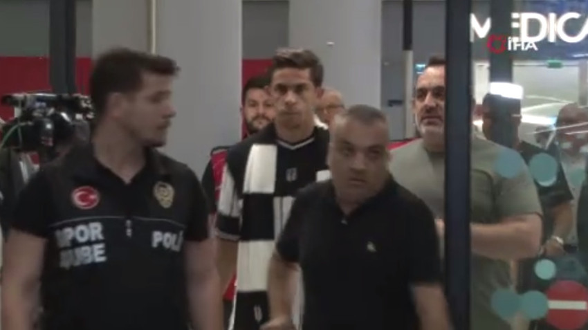 Beşiktaş’ın transfer görüşmesi için davet ettiği Brezilyalı futbolcu Gabriel Paulista, İstanbul’a geldi.