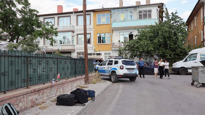 Kayseri'de cezaevinden kaçan bir kişi tartıştığı eşini çocuklarının gözü önünde bıçaklayarak yaraladı. 