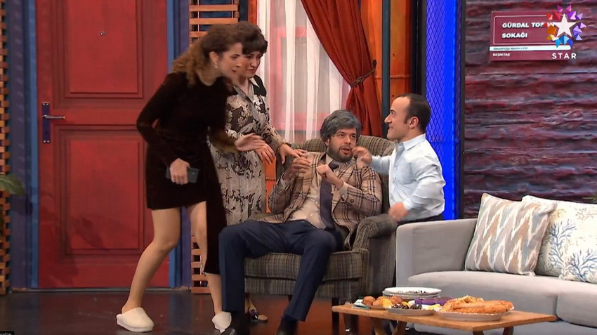 Star TV&rsquo;nin pazartesi akşamlarına damga vuran programı &Ccedil;ok G&uuml;zel Hareketler 2&rsquo;de "Papaz Olduk" skeci ortalığı karıştırdı. M&uuml;sl&uuml;man ve Hristiyan iki ailenin kız isteme merasimini konu alan ske&ccedil;, dini hassasiyetleri zedelediği gerek&ccedil;esiyle sosyal medyada tepki yağmuruna tutuldu. Eleştiriler sonrası BKM Mutfak ekibi skeci YouTube kanalından sildi ve bir &ouml;z&uuml;r metni paylaştı.