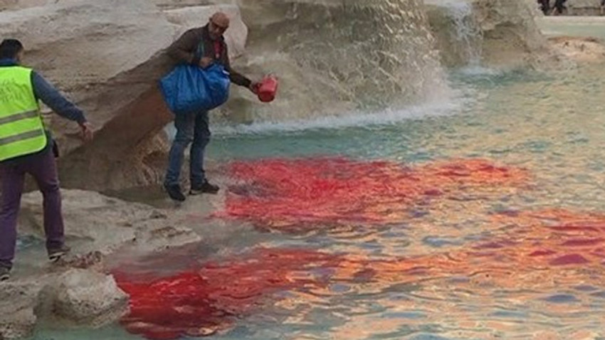 Tarihi çeşme kırmızıya büründü !
