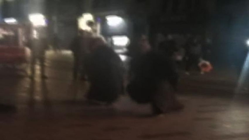 Taksim'de dilencilerin erik dalı eğlencesi