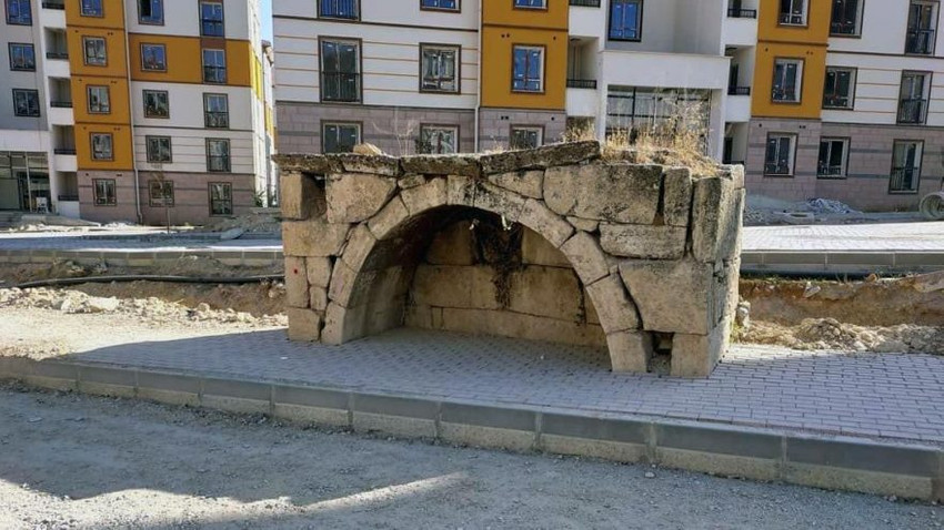 TOKİ 19. yüzyıldan kalma çeşmeyi kaldırıma terk etti