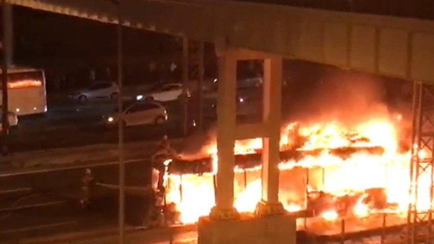İstanbul'da özel halk otobüsü alev alev yandı