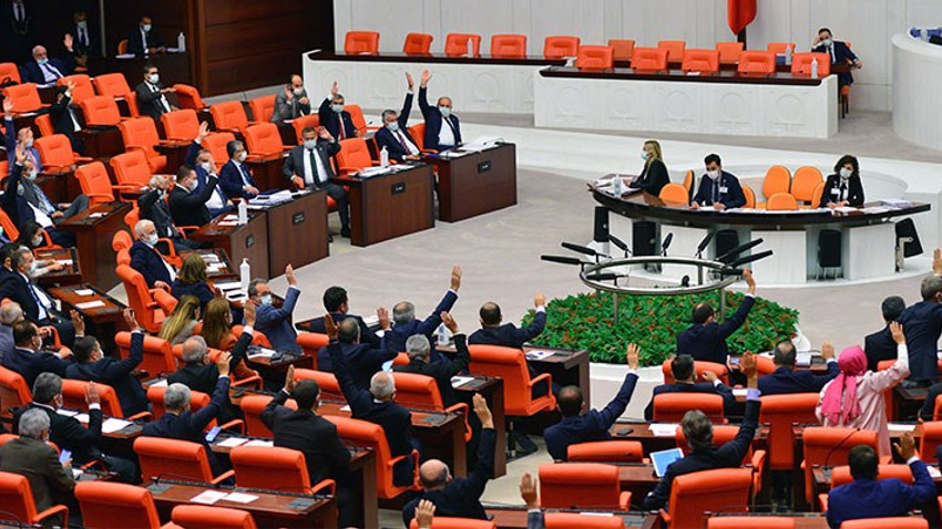 ''Mega projeleri gizleyen'' teklif komisyondan geçti