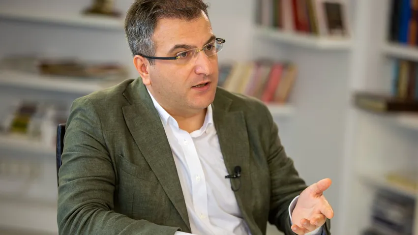 Cem Küçük'den ezber bozan çıkış!