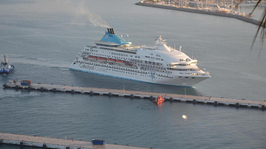 Kuşadası'na sezonun ilk kruvaziyer gemis iyanaştı !