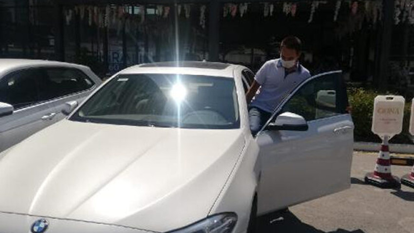 YKS'de birinci olan öğrencisine otomobilini hediye etti