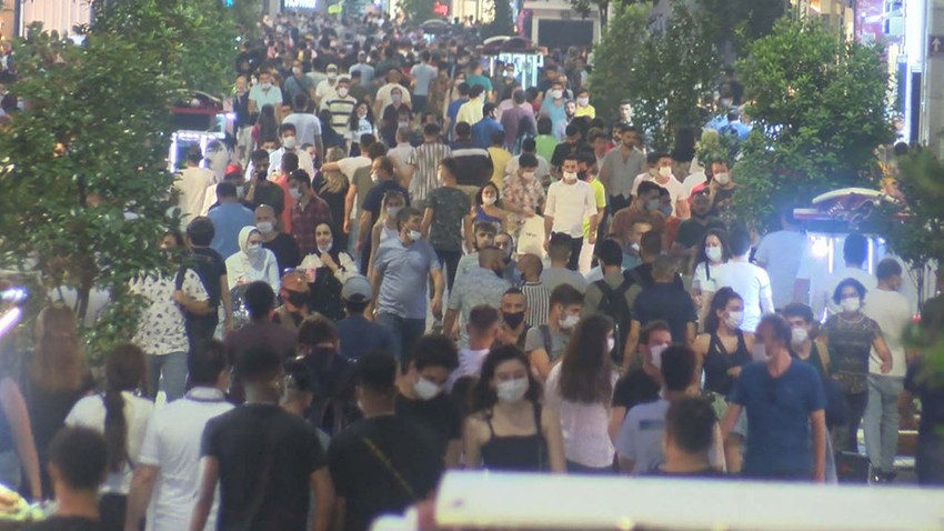 İstiklal Caddesi'nde korkutan hafta sonu yoğunluğu - Resim: 1