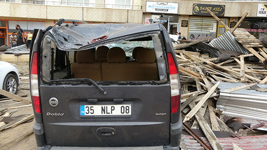 Muş'ta fırtınadan kopan çatı aracın üzerine devrildi