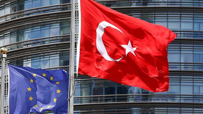''Türkiye'ye yönelik yaptırımları Merkel engelliyor''