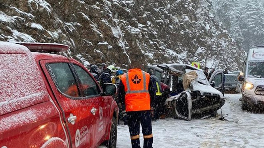 Antalya'da kayganlaşan yolda feci kaza: 2 ölü, 3'ü ağır, 5 yaralı