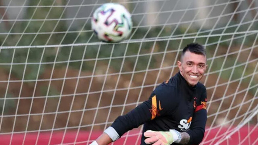 Galatasaray'da derbi öncesi Muslera sürprizi!