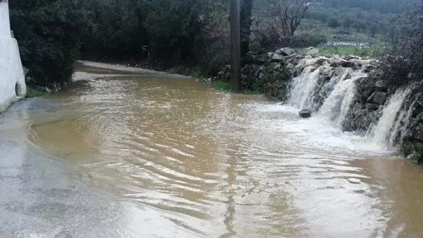 Muğla'da yağmur hayatı felç etti, sokaklar dereye döndü