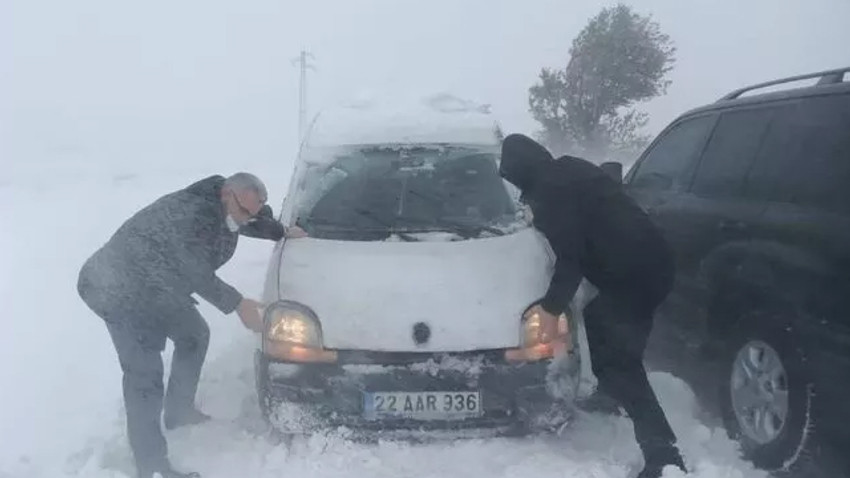 Edirne Valisi, karda mahsur kalan araçları kurtarmak için yardım etti