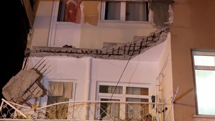 İstanbul'da bir binanın balkonu çöktü