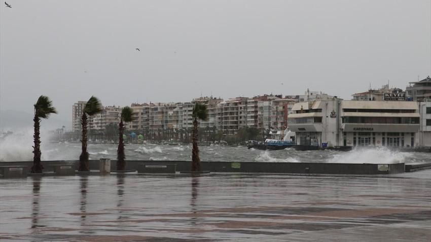 Fırtına İzmir'i fena vurdu! Deniz yola taştı - Resim: 1
