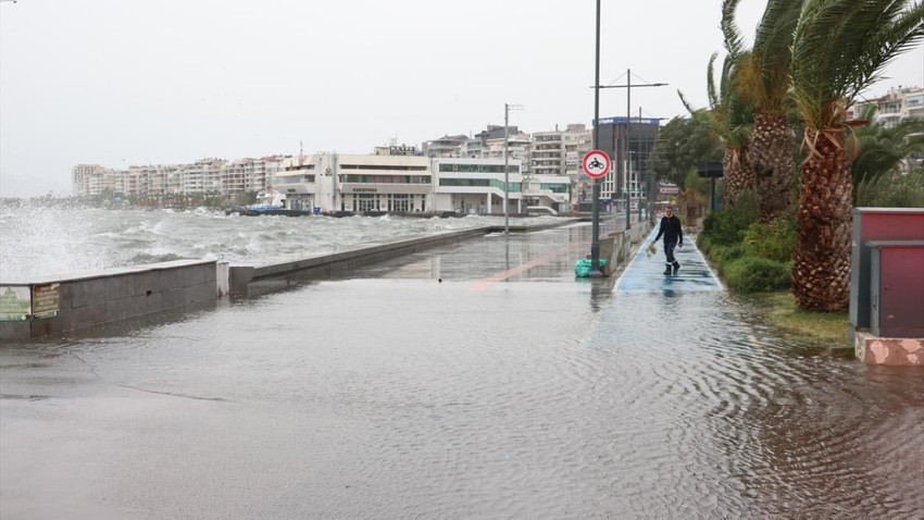 Fırtına İzmir'i fena vurdu! Deniz yola taştı - Resim: 3