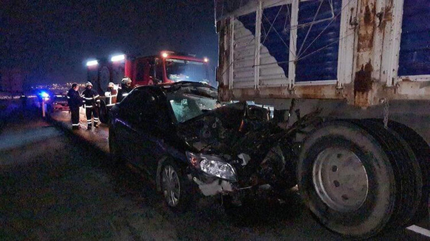 Korkunç kaza! Çarptığı kamyona saplanan otomobil 65 metre sürüklendi - Resim: 3