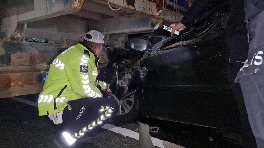 Korkunç kaza! Çarptığı kamyona saplanan otomobil 65 metre sürüklendi - Resim: 2