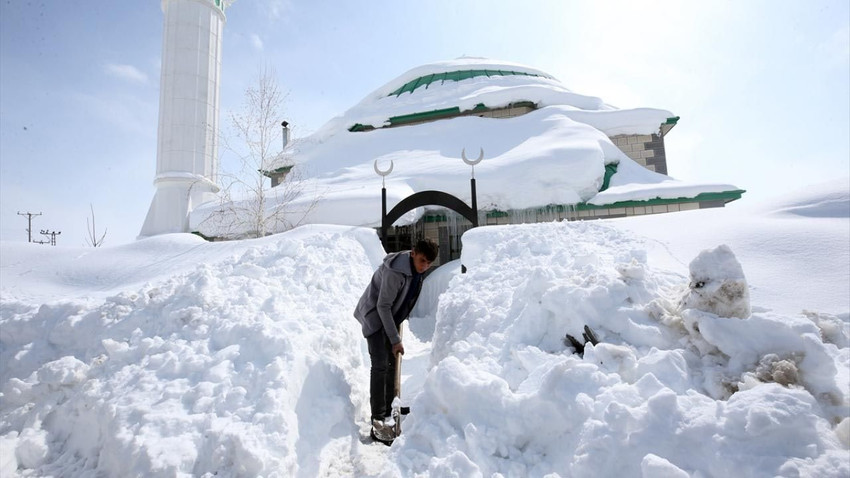 Baharı bekleyen köylüler zorlu kış şartlarında yaşamaya çalışıyor - Resim: 2