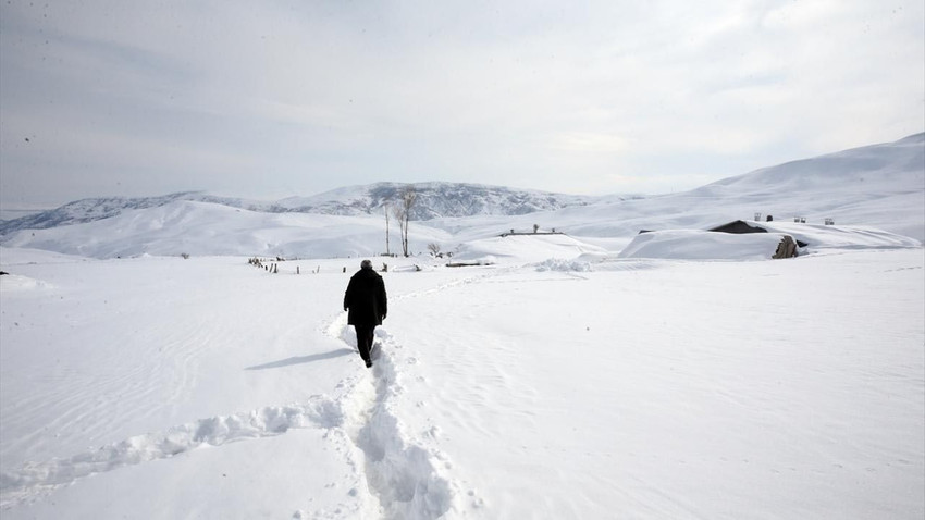 Baharı bekleyen köylüler zorlu kış şartlarında yaşamaya çalışıyor - Resim: 1
