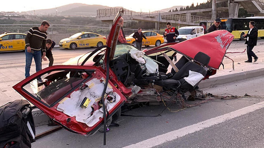 İstanbul'da korkunç kaza: Otomobil ikiye bölündü - Resim: 1