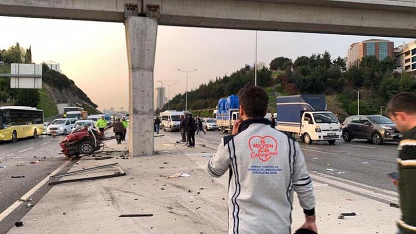 İstanbul'da korkunç kaza: Otomobil ikiye bölündü - Resim: 4