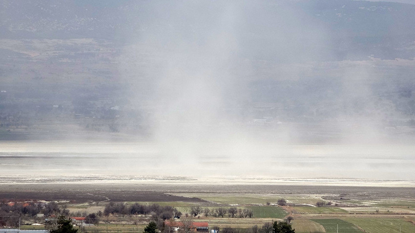 Yüzde 45'i yok olan Burdur Gölü toz bulutuyla kaplandı - Resim : 1