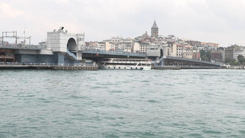 Galata Köprüsü'nde korkutan kaza! Tekne, köprüye çarptı - Resim: 4