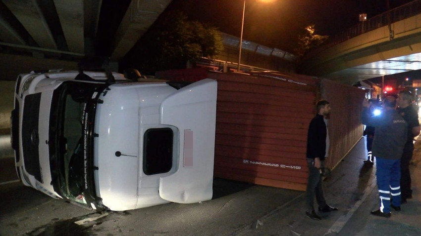 İstanbul'da üst geçide çarpan TIR devrildi - Resim: 2