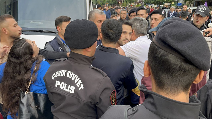 Protesto yürüyüşünde polisten ''yanlışlıkla'' gözaltı - Resim: 1