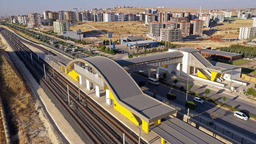 TCDD Genel Müdürü Hasan Pezük, Ankara-İzmir Hızlı Treni projesinin tamamlaması ile 14 saatlik yolculuğun 3,5 saate ineceğini açıkladı.