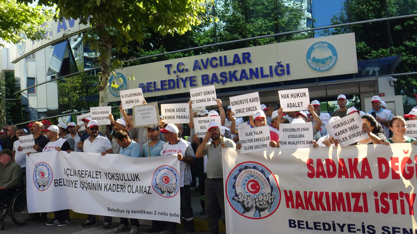 Türk İş'e bağlı Belediye İş Sendikası'na üye işçiler, Avcılar Belediyesi'nde çalışan bin 160 işçinin maaşlarının düzeltilmesi için eylem yaptı.