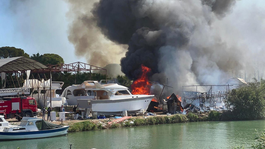Antalya'da orman yangını! Alevler teknelere sıçradı - Resim: 1