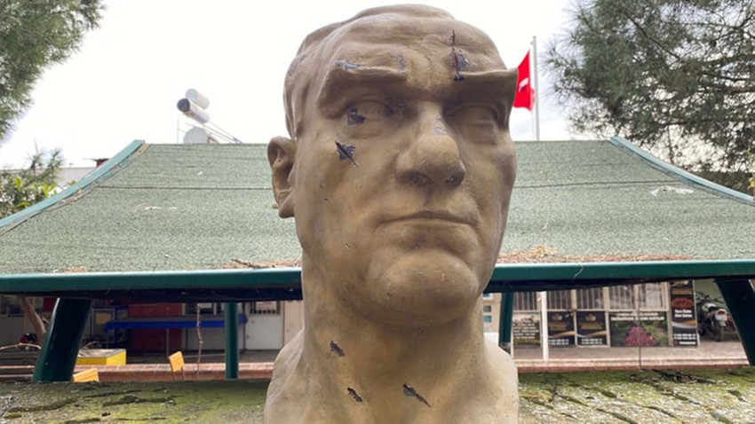Manisa'da bir kişi elindeki baltayla Atatürk büstüne saldırdı. Gözaltına alınan zanlı, ifadesinin ardından serbest bırakıldı.