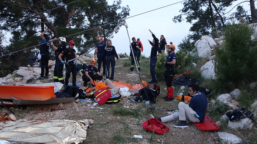 Antalya'da 1 kişinin öldüğü, 10 kişinin yaralandığı teleferik kaza anı cep telefonu kamerasına yansıdı.