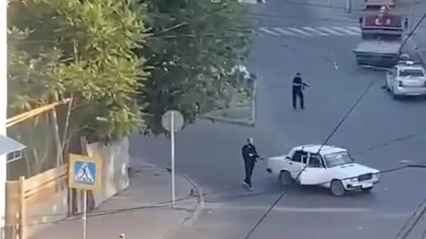 Rusya’ya bağlı Dağıstan’da bir sinagog ve kiliseye düzenlenen saldırıda 1 polis hayatını kaybetti, 1 polis de yaralandı.