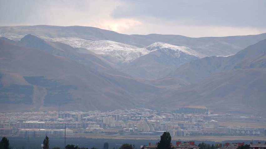 Erzurum'da yılın ilk karı yağışı gerçekleşti - Resim : 2