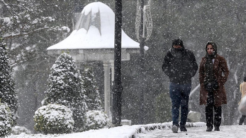 Meteoroloji uzmanı Prof. Dr. Orhan Şen, yurt genelinde sıcaklıkların azalacağını belirterek kar yağışı uyarısında bulundu. 