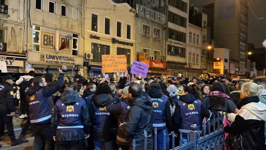 25 Kasım Kadına Şiddetle Mücadele Günü için İstanbul Taksim'de ve Karaköy'de toplanmak isteyen kadınlara polis tarafından müdahale edildi. Ülkenin birçok ilinde kadınlar sokağa çıktı.