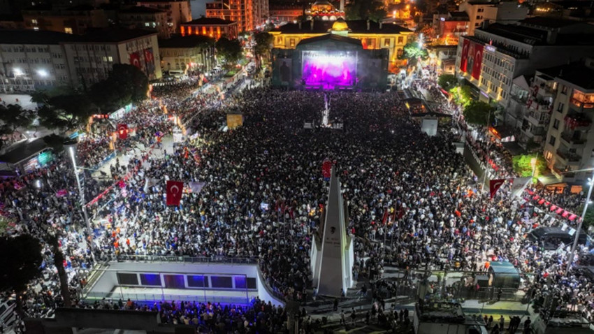 Bu yıl 485. kez düzenlenen Uluslararası Manisa Mesir Macunu Festivali’nin, ilk akşamında “Hoş Geldin Mesir” korteji ve Sıla konseri ile on binlerce Manisalı sokaklara döküldü, Cumhuriyet Meydanı’nda Festival’i kutladı. Manisa Büyükşehir Belediye Başkanı Ferdi Zeyrek’in de katıldığı kortej ve konsere, Manisalılar büyük ilgi gösterdi.