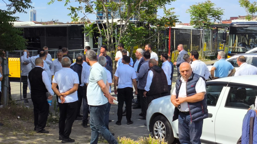 İstanbul'da bugün 3 bin 44 özel halk otobüsü grev kararı kapsamında kontak kapatmış İstanbul Büyükşehir Belediyesi de İstanbulluların mağdur olmaması için ek seferleri devreye almıştı. İBB ile ÖHO şoförleri arasındaki görüşmede uzlaşma çıktı. ÖHO otobüsleri seferlerine dönüyor...