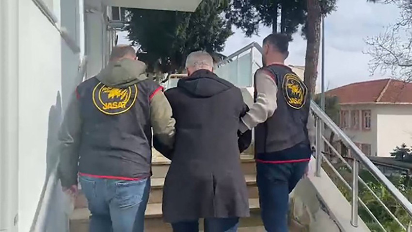 Tekirdağ'da da 2010 yılında başından vurulup yakılarak katledilen N.A.'nın katilleri 16 yıl sonra adalet &ouml;n&uuml;nde! Tozlu raflardan inen dosyayı titizlikle inceleyen JASAT ekipleri, Edirne Uzunk&ouml;pr&uuml;&rsquo;de ger&ccedil;ekleştirdikleri operasyonla ş&uuml;phelileri kıskıvrak yakaladı. Alacak-verecek meselesi mi, yoksa planlı bir infaz mı? &Ouml;len ş&uuml;pheliler ve tutuklanan isimlerle birlikte işte 16 yıllık karanlık yılın t&uuml;m detayları...