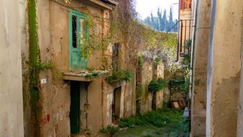 Hiç virüs görülmeyen o köyde evler 1 eurodan satışa çıkarıldı - Resim: 4