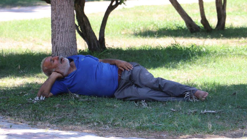 Adana cehennemi yaşıyor: Az önce uyuyan adamı öldü sandık - Resim : 1